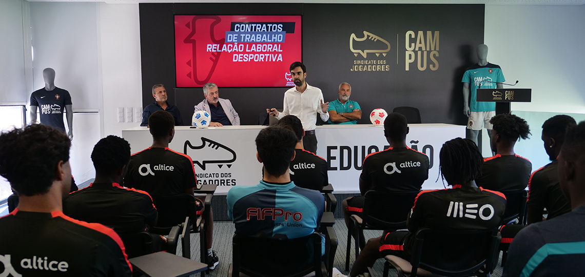 Jogadores do Estgio esclarecidos sobre os contratos de trabalho 
